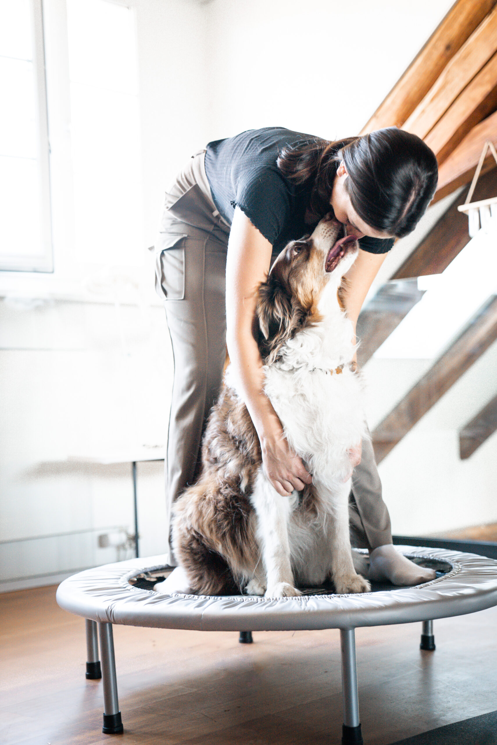 Nicole Weidmann mit weissem Hund