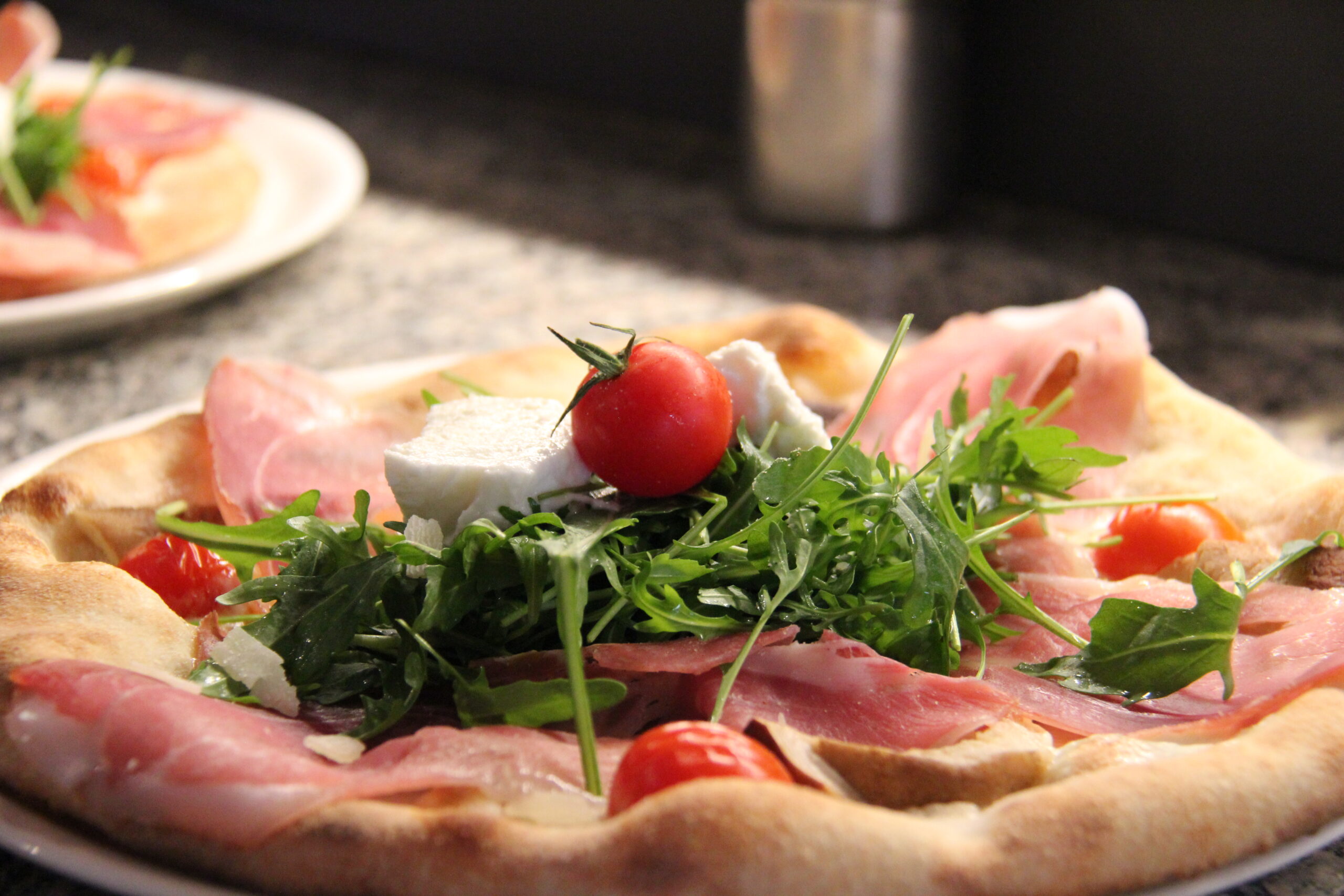 Pizza mit Rohschinken und Rucola