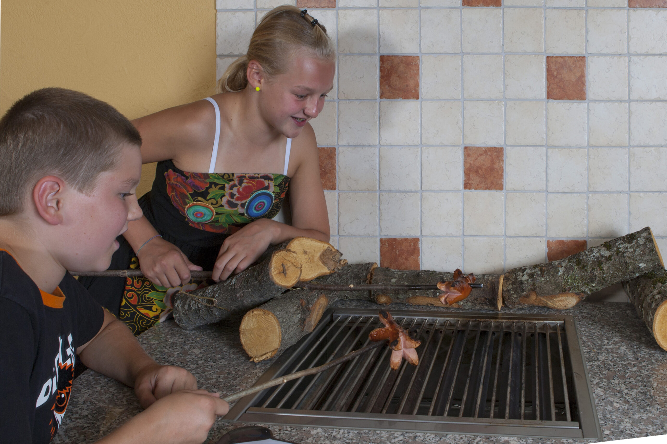 Kinder beim Grillen