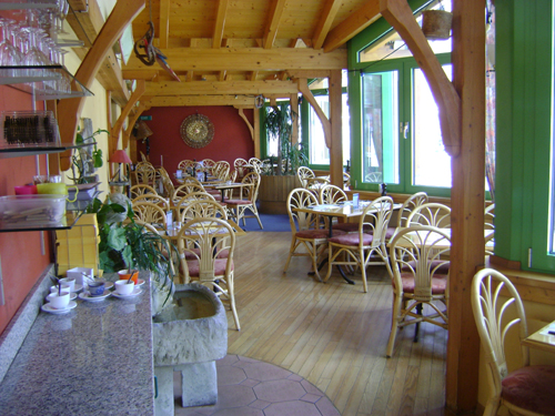 Terrasse der Pizzeria Choucas mit Blick auf die Berge