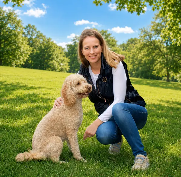 Dr. med. vet. Lea Felder mit Hund